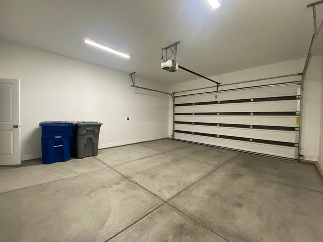 Building Photo - SPACIOUS TOWNHOME AVAILABLE FOR RENT