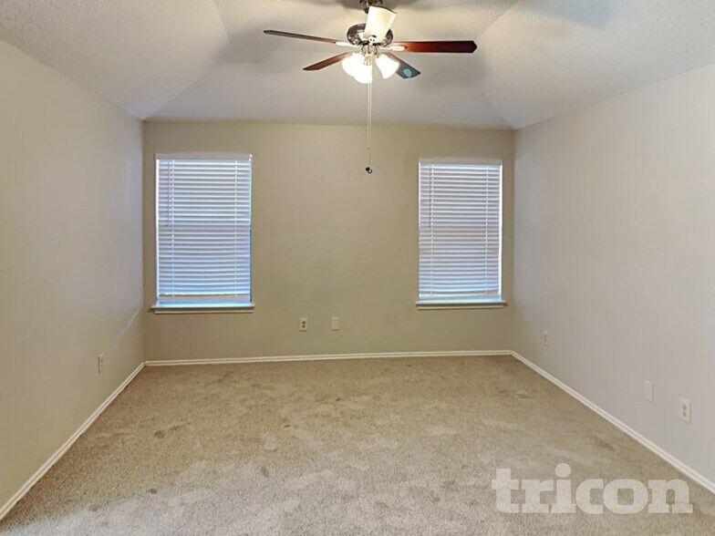 Building Photo - 709 De Soto Dr