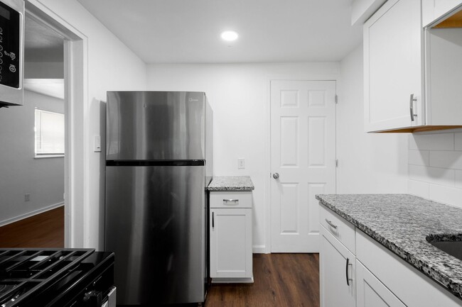 Building Photo - Stunning 2 bedroom home in Dormont availab...