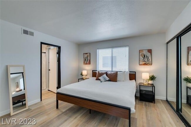 Building Photo - Gorgeous, fully-renovated and furnished co...