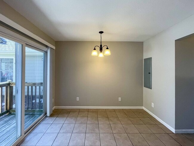 Building Photo - Spacious Two-Bedroom Townhouse in West Ash...