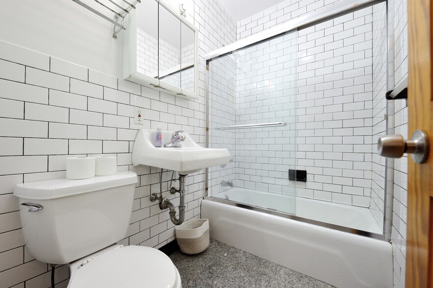 Building Photo - 422 W 56th St