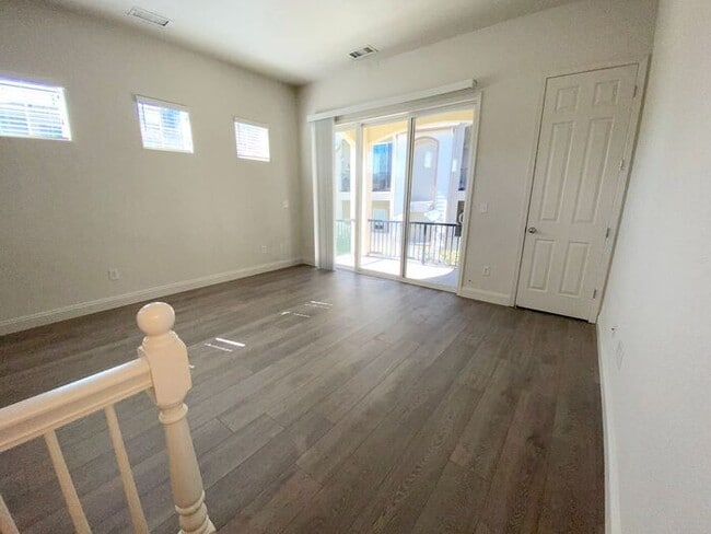 Building Photo - Luxury Townhouse 2 Master Suites - North M...
