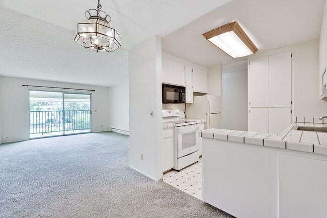 Building Photo - Top Floor Unit - Balcony - Elevator Access - Community Pool & Tennis Court