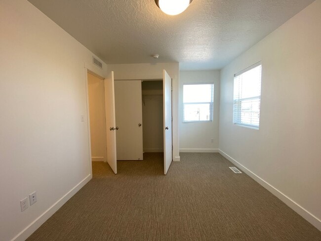 Building Photo - Two-story Single Family Home on Riverside.