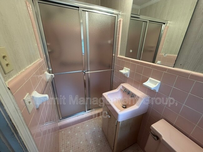 Building Photo - 200 Indian Creek Dr