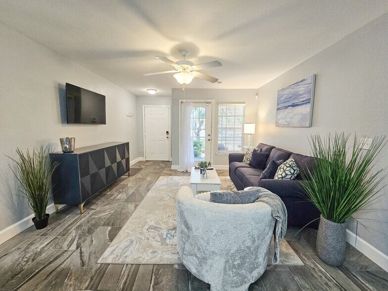 Building Photo - 8923 Manor Loop