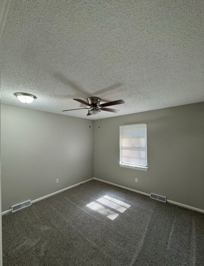 Building Photo - Spacious 2 bedroom / 1 bathroom duplex in ...