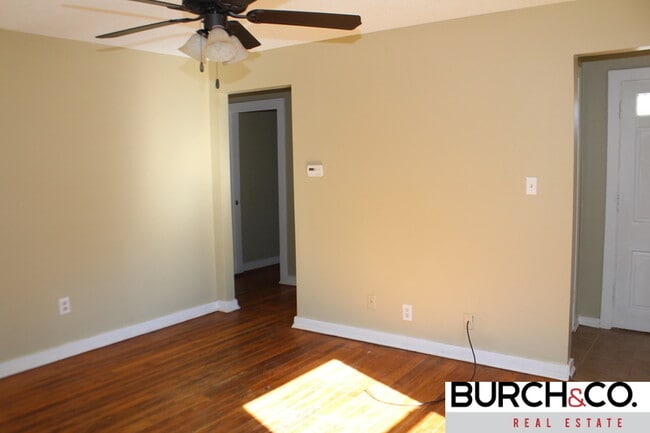 Building Photo - 2 Bedroom/ 1Bath Available