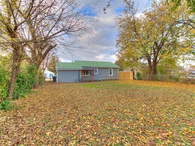 Building Photo - 1338 South Dr