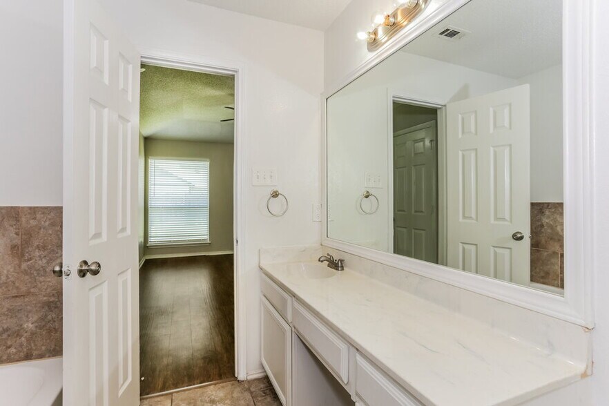 Building Photo - 5532 Four Winds Dr