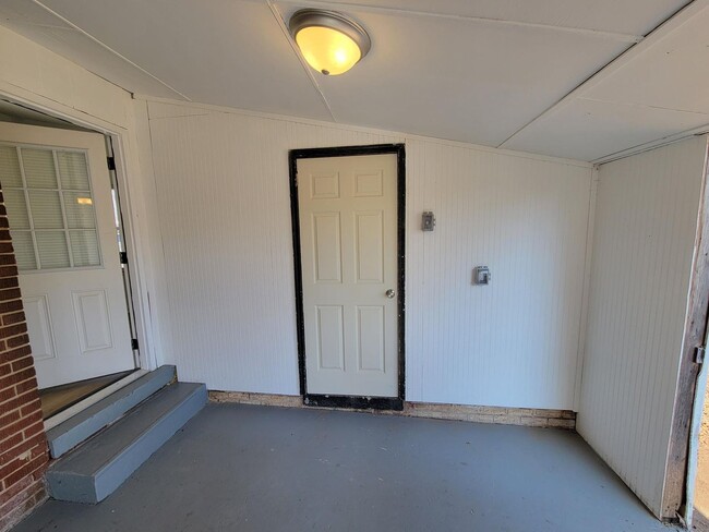 Building Photo - Available July 2025 : Beautiful 3-Bedroom ...
