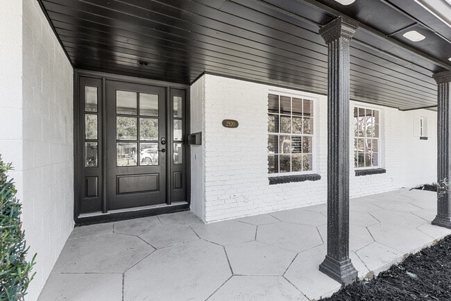 Building Photo - Newly Renovated Pool Home