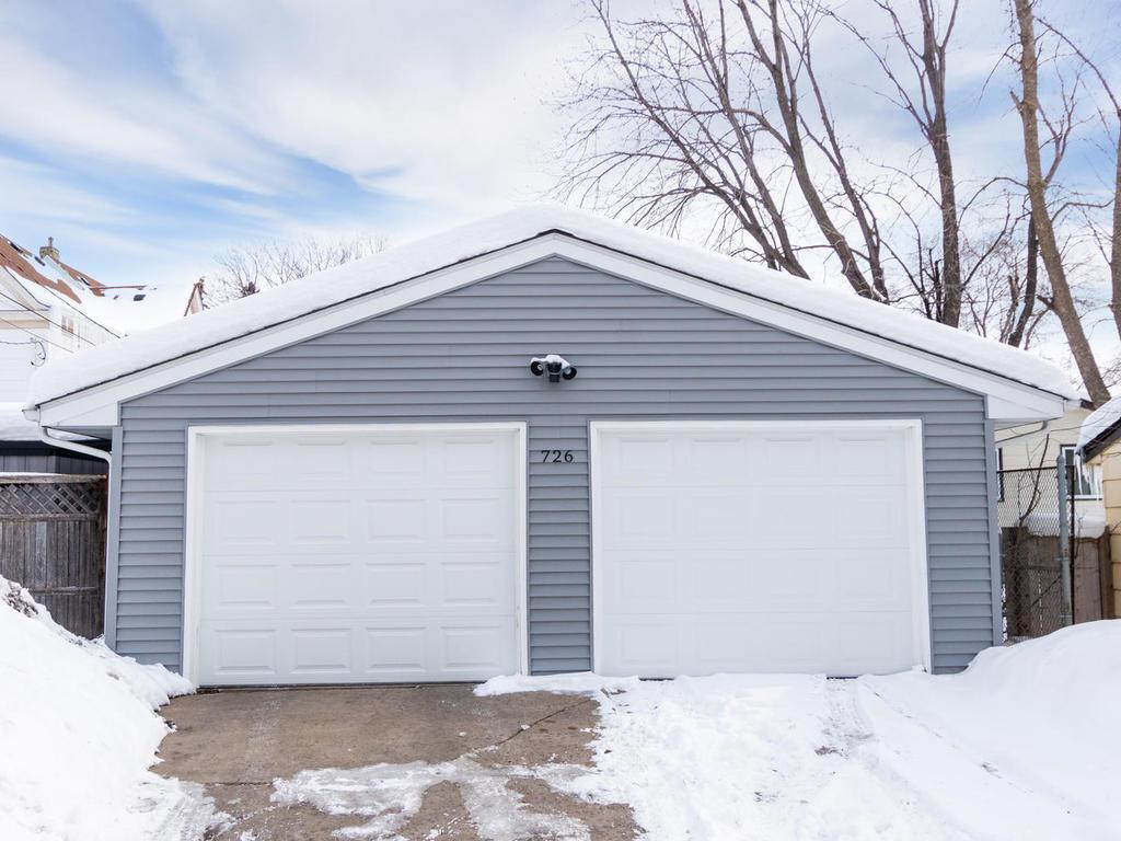 1 Garage Stall Available - 726 Quincy St NE