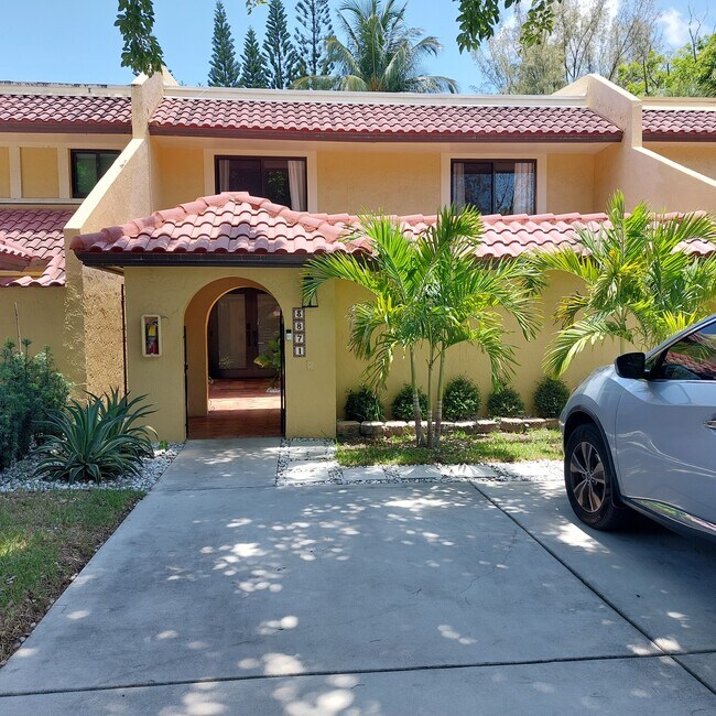 Building Photo - 3871 Alcantara Ave