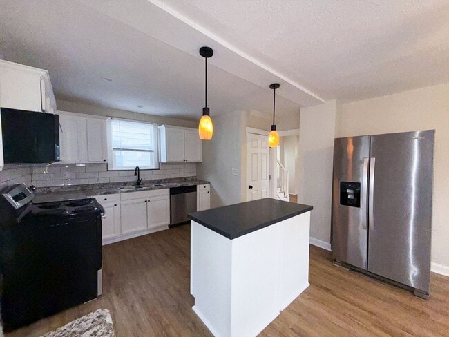 Building Photo - Gorgeous 4BR Renovation with Stylish Updates and Plenty of Space!