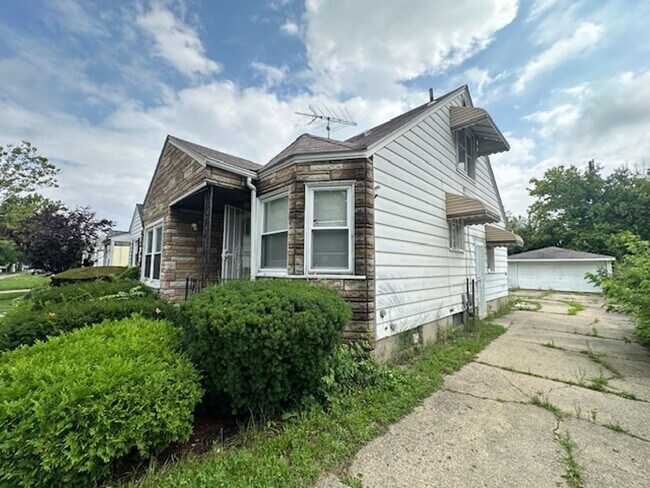 Building Photo - 3 Bedroom 1 Bath 2 Car Garage Welcome Sect...