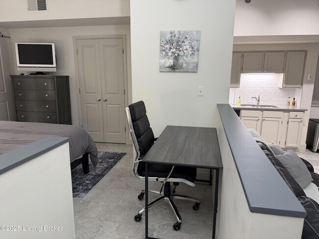 Building Photo - 1 Riverpointe Plaza