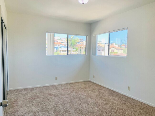 Building Photo - PERFECTLY LOCATED POINT LOMA 2BD/1.5BA TOW...