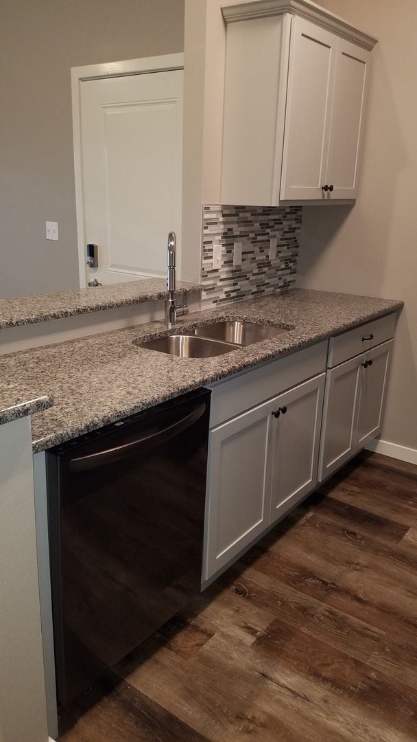 Building Photo - 1 Bedroom 1 Bath Garden Level Lakeside Apartment