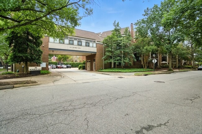 Building Photo - 696 Mowbray Arch