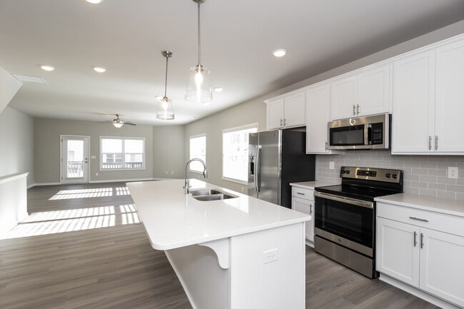 Building Photo - 811 Calvin Pk Dr