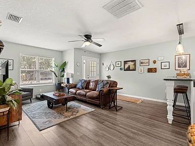 Building Photo - Beautifully updated 3 bedroom, 2 bath home.