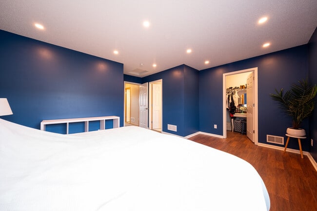 Building Photo - 706 Village Pkwy