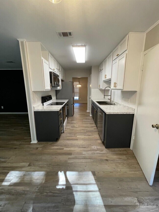 Building Photo - 4615 Gladstone Dr