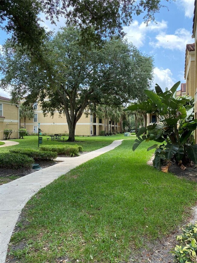 Building Photo - 733 Riverside Dr
