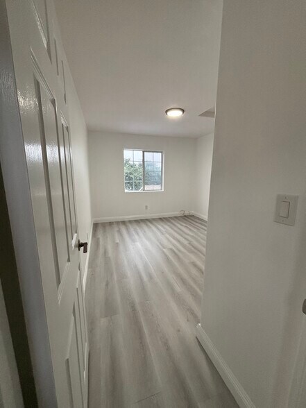 Building Photo - 2429 E 110th St