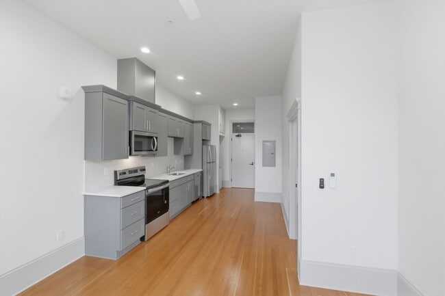 Building Photo - MOVE IN SPECIAL - NEWLY RENOVATED DOWNTOWN SALEM ONE BEDROOM