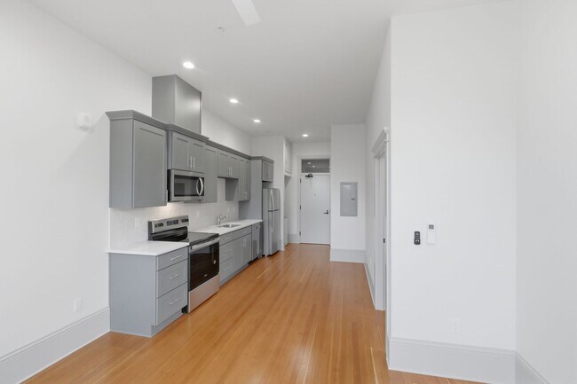 Building Photo - WINTER SPECIAL - NEWLY RENOVATED DOWNTOWN SALEM ONE BEDROOM