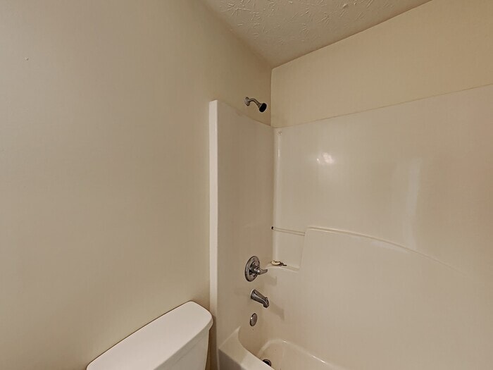 Building Photo - 2400 Village Green Dr