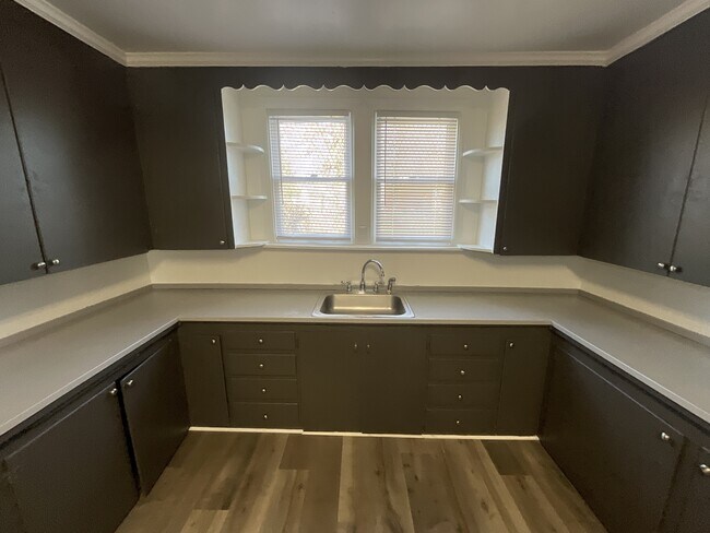 Building Photo - 573 W Princess St