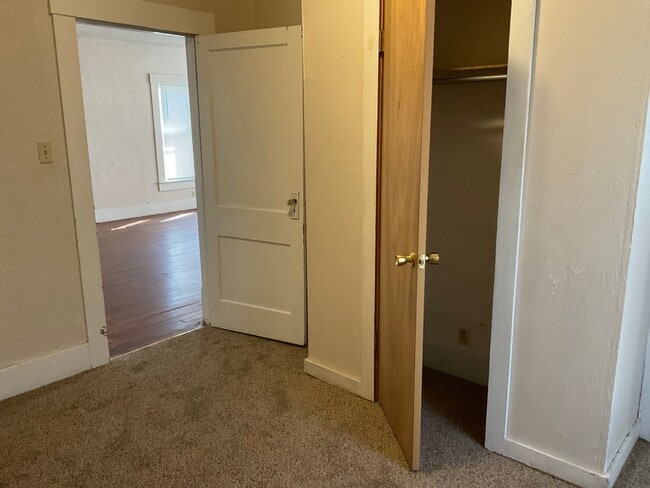 Building Photo - Roomy 2 bedroom 1 bath home