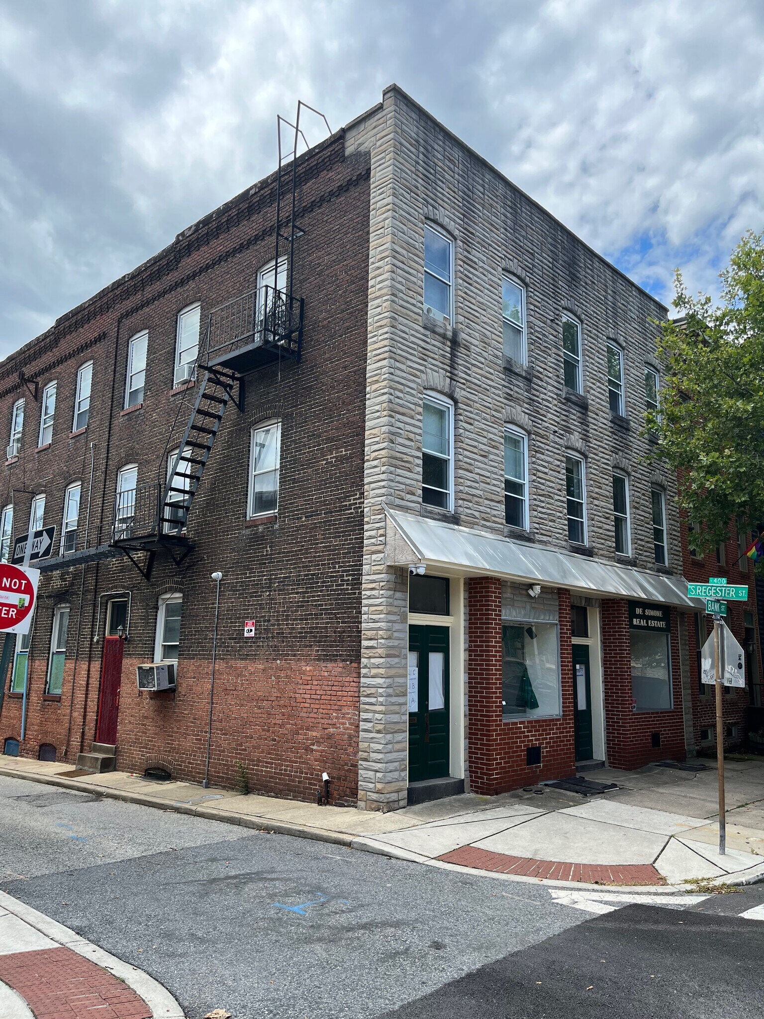 Building Photo - 1721 Bank St