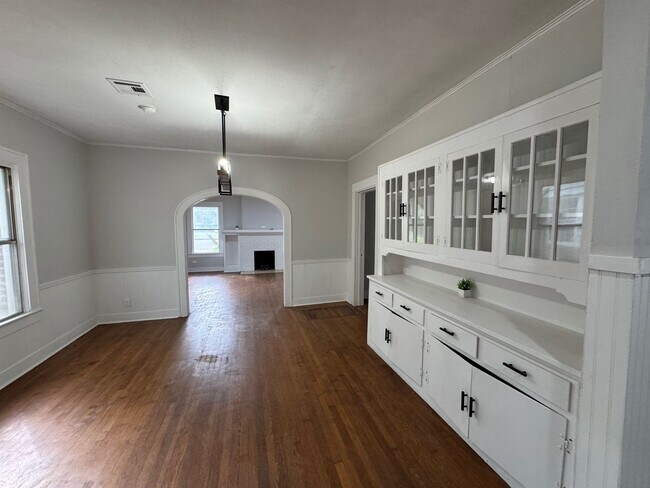 Building Photo - Updated Farm House in Central Waco