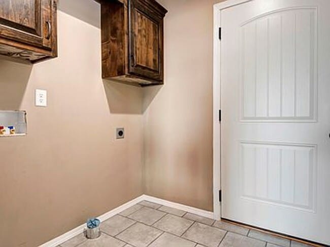 Building Photo - Luxury, Location, and Convenience.