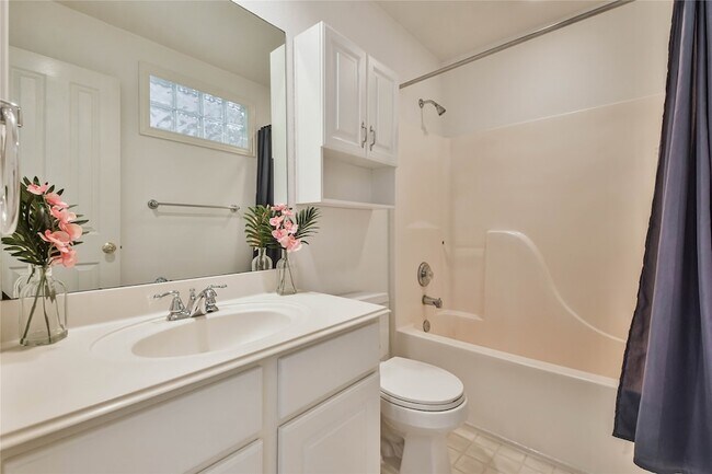 Building Photo - 2 Willow Point Pl