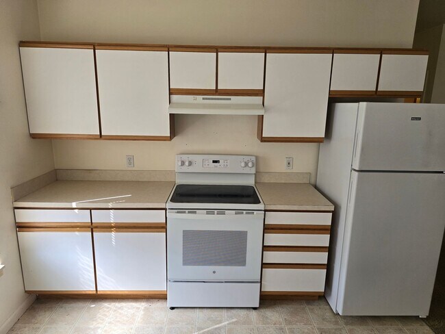 Building Photo - 190 - Adams Street Apartments - "The Canoe Club" Bldg 3