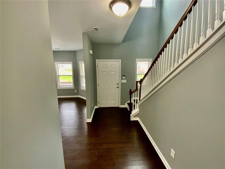 Building Photo - 294 SW Bass