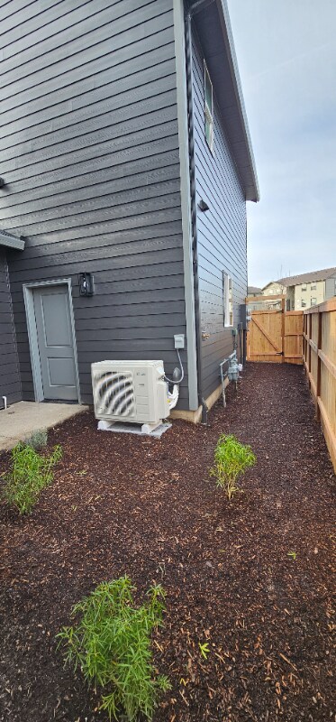 Building Photo - 877 Park Ave NE