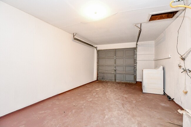 Building Photo - 5811 Greencraig Dr