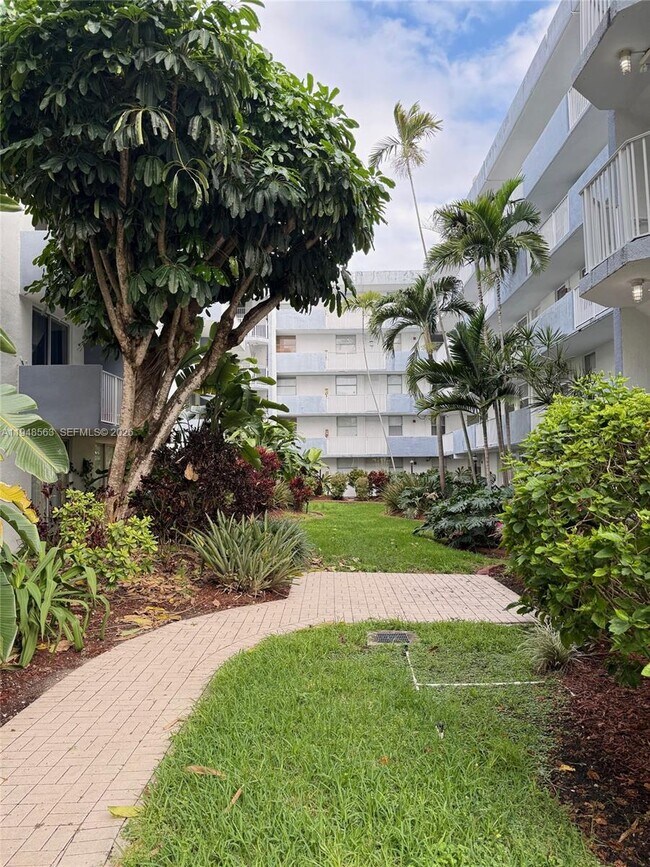 Building Photo - 1801 S Treasure Dr