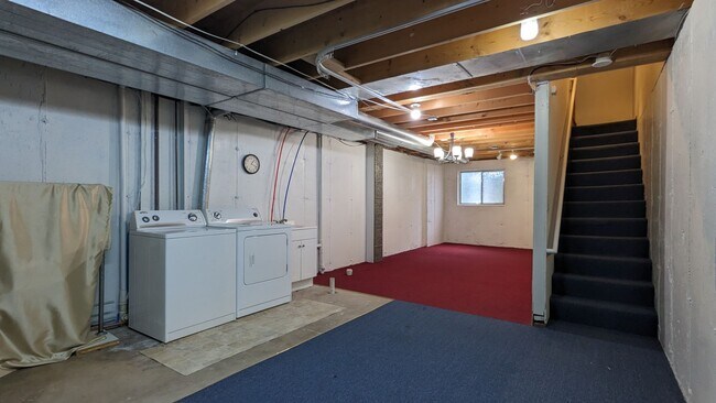 Building Photo - 2 Bed 1 Bath Townhome Centrally Located