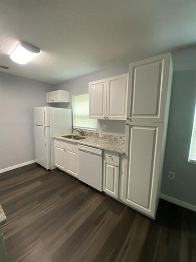 Building Photo - AVAILABLE FEBRUARY – UPDATED 3 BEDROOM / 2 BATH HOME IN EUSTIS