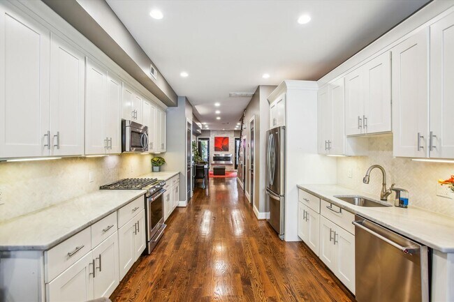 Building Photo - 2 BED PLUS DEN!!! * Fully Furnished and Fa...