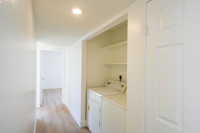 Building Photo - Updated 4 Bedroom / 2 Bathroom Home in Las Vegas