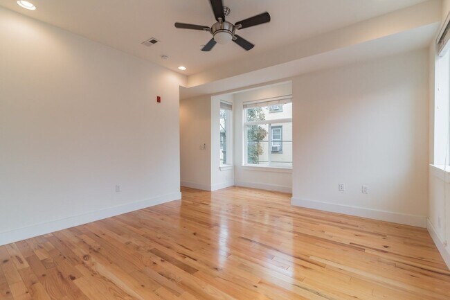 Building Photo - 916 N 19th St